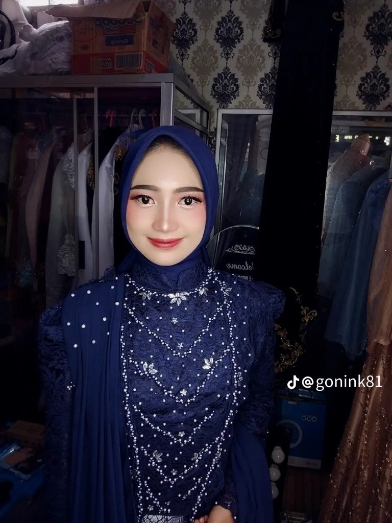 Potret riasan dengan kebaya biru navy bertabur mutiara di ruang rias.