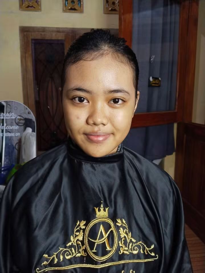 Potret tanpa riasan mengenakan cape rias Alesha, rambut sudah dirapikan ke belakang.