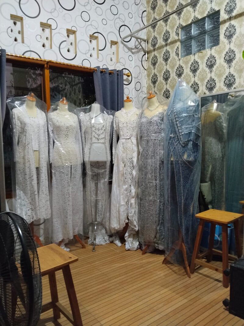 Kebaya putih dan ivory tertata di manekin di dalam atelier Alesha.