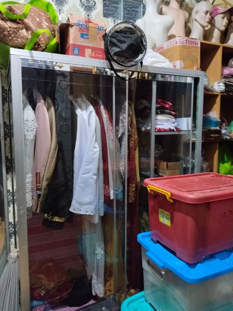 Lemari atelier menyimpan busana pengantin pria dan koleksi siap fitting.
